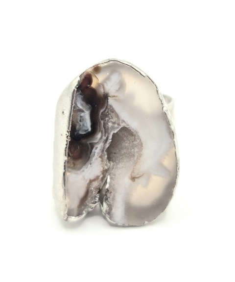 Elegancki pierścionek wykonany ze stali szlachetnej, ozdobiony naturalnym agatem w surowej formie