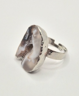 Elegancki pierścionek wykonany ze stali szlachetnej, ozdobiony naturalnym agatem w surowej formie