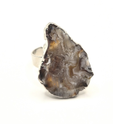 Elegancki pierścionek wykonany ze stali szlachetnej, ozdobiony naturalnym agatem w surowej formie