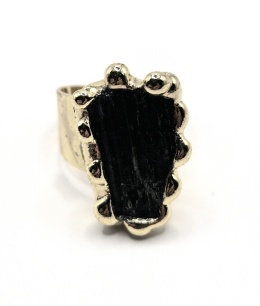 Elegancki pierścionek z naturalnym turmalinem w surowej formie