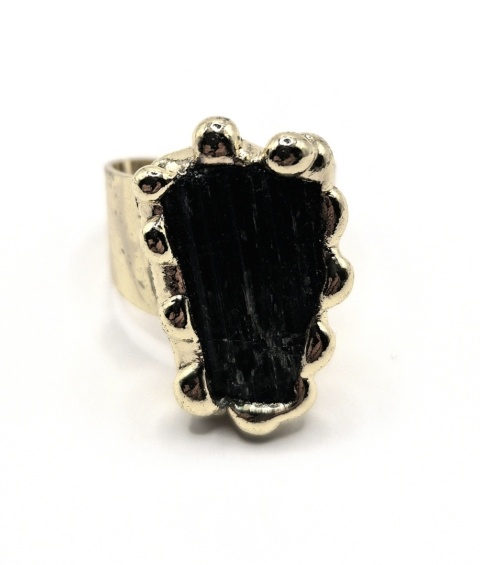 Elegancki pierścionek z naturalnym turmalinem w surowej formie