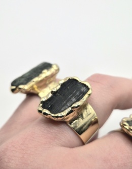 Elegancki pierścionek z naturalnym turmalinem w surowej formie