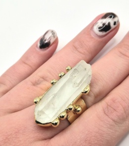 Efektowny pierścionek z naturalnym kryształem górskim w surowej formie