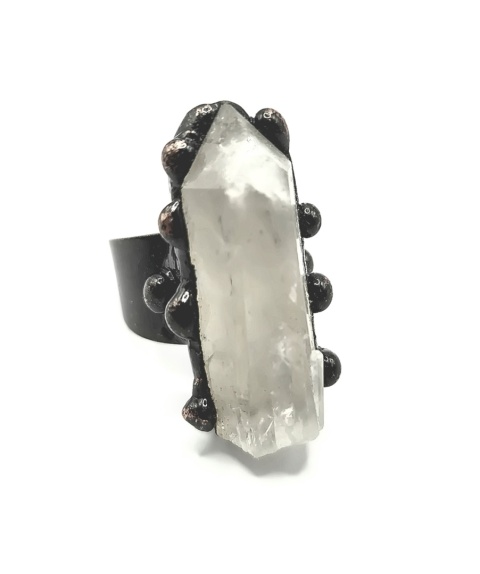 pierścionek wykonany z mosiądzu, ozdobiony naturalnym kryształem górskim