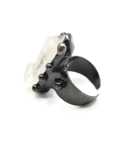 pierścionek wykonany z mosiądzu, ozdobiony naturalnym kryształem górskim