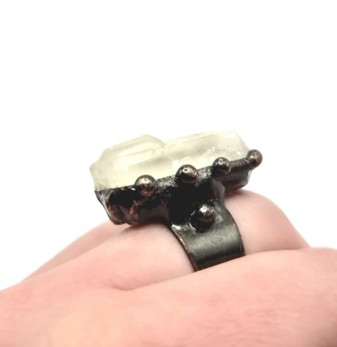 pierścionek wykonany z mosiądzu, ozdobiony naturalnym kryształem górskim