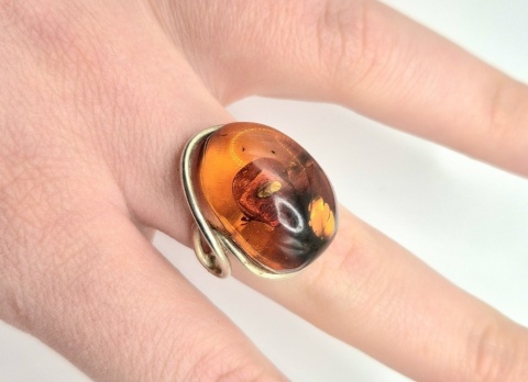 Unikatowy pierścionek z naturalnym bursztynem