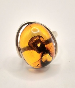 Unikatowy pierścionek z naturalnym bursztynem