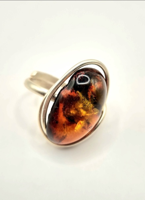 Unikatowy pierścionek z naturalnym bursztynem