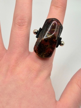 Wyrazisty pierścionek z ciemnego bursztynu