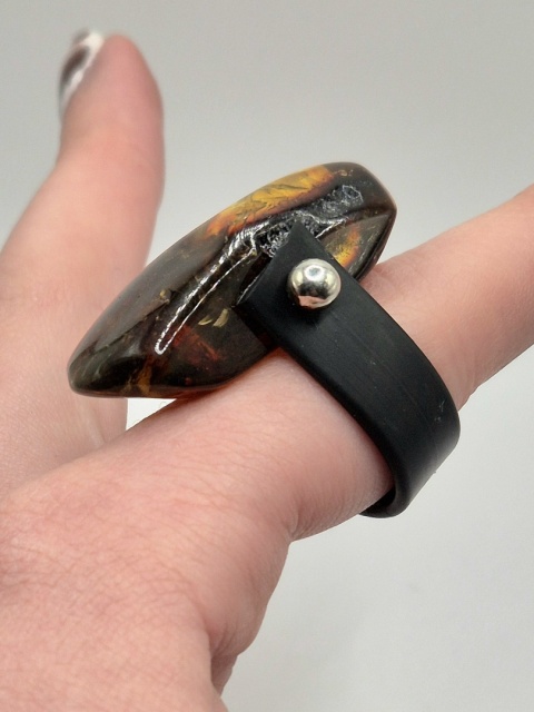 Wyrazisty pierścionek z ciemnego bursztynu