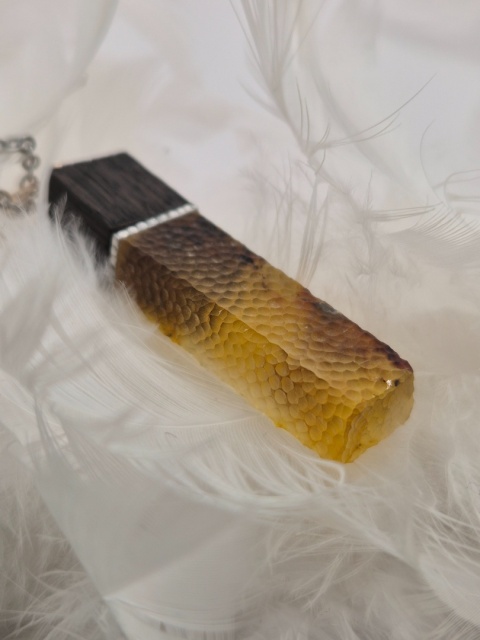 Zawieszka bursztyn i czarny dąb (łańuszek gratis)