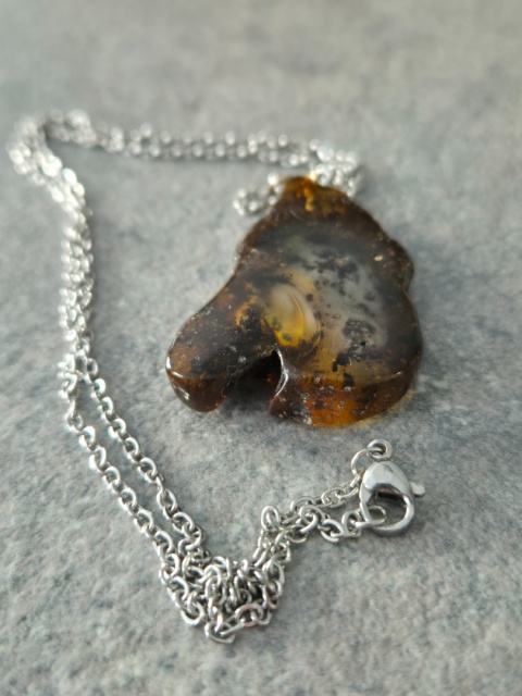 Zawieszka plaster bursztynu ciemna