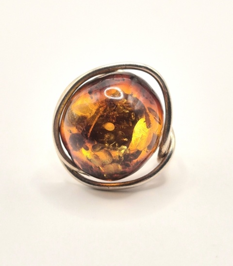 pierścionek z bursztynem