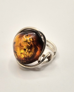 pierścionek z bursztynem