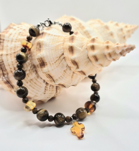 Bransoletka z tygrysiego oka z bursztynowym krzyżem
