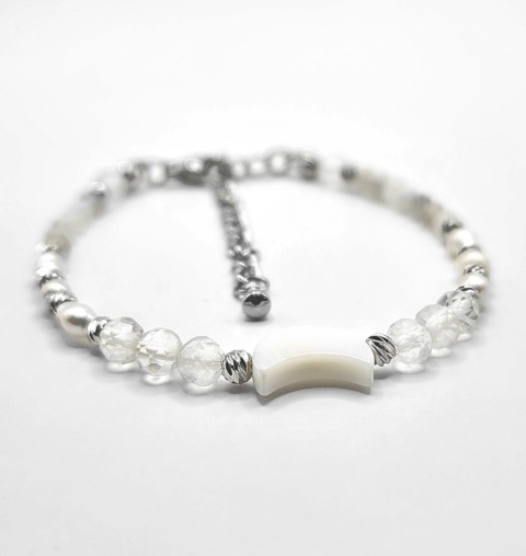 Delikatna bransoletka wykonana z kryształu górskiego, kamienia księżycowego, pereł oraz dekoracyjnego księżyca z masy muszlowej