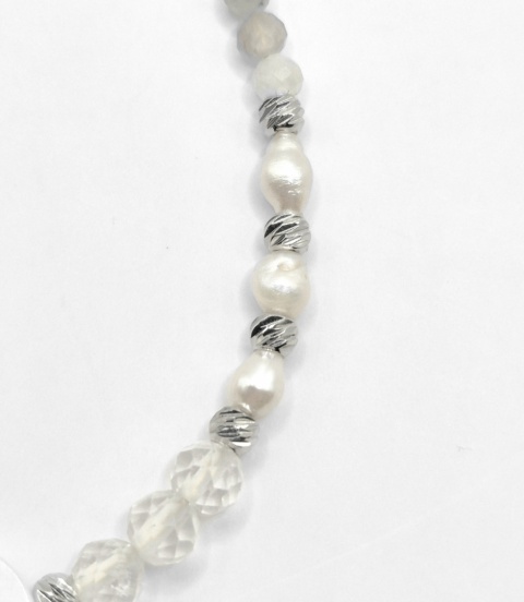 Delikatna bransoletka wykonana z kryształu górskiego, kamienia księżycowego, pereł oraz dekoracyjnego księżyca z masy muszlowej