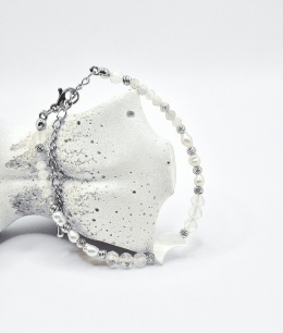 Delikatna bransoletka wykonana z kryształu górskiego, kamienia księżycowego, pereł oraz dekoracyjnego księżyca z masy muszlowej