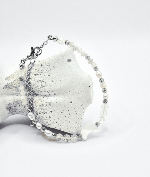 Delikatna bransoletka wykonana z kryształu górskiego, kamienia księżycowego, pereł oraz dekoracyjnego księżyca z masy muszlowej