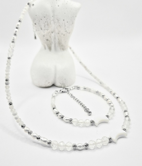 Delikatna bransoletka wykonana z kryształu górskiego, kamienia księżycowego, pereł oraz dekoracyjnego księżyca z masy muszlowej