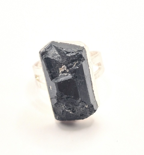 Efektowny pierścionek z naturalnym czarnym turmalinem