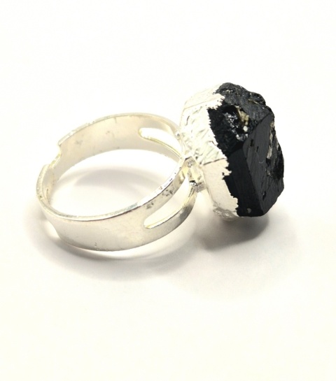 Efektowny pierścionek z naturalnym czarnym turmalinem