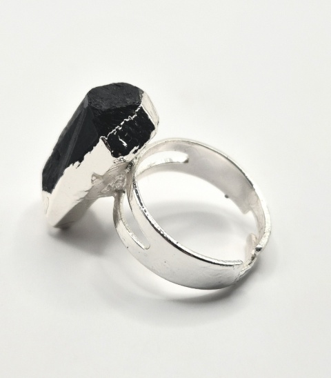 Efektowny pierścionek z naturalnym czarnym turmalinem