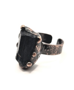 pierścionek z naturalnym czarnym turmalinem oprawionym w miedź