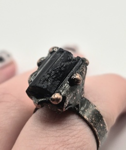 pierścionek z naturalnym czarnym turmalinem oprawionym w miedź