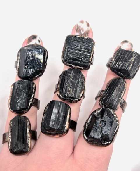 Rockowy pierścionek z czarnym turmalinem