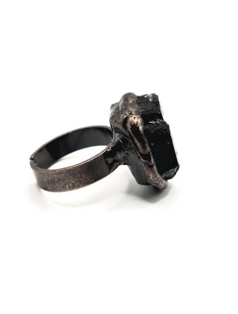 Rockowy pierścionek z czarnym turmalinem