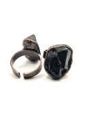 Rockowy pierścionek z czarnym turmalinem