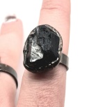 Rockowy pierścionek z czarnym turmalinem