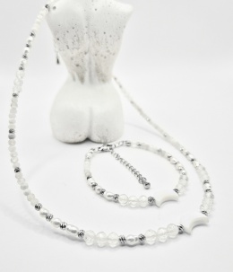 Delikatny naszyjnik wykonany z kryształu górskiego, kamienia księżycowego, pereł oraz księżyca z masy muszlowej.