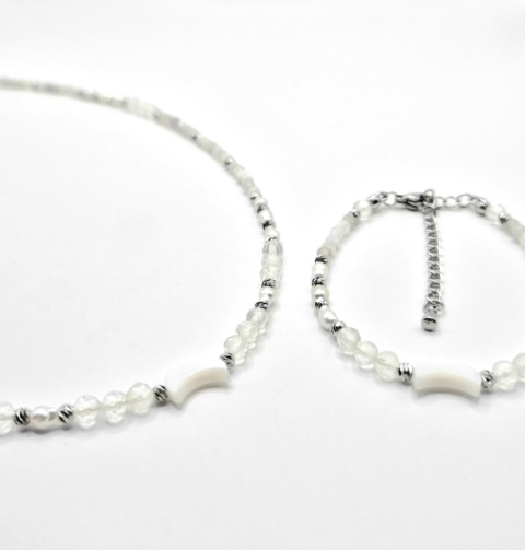 Delikatny naszyjnik wykonany z kryształu górskiego, kamienia księżycowego, pereł oraz księżyca z masy muszlowej.