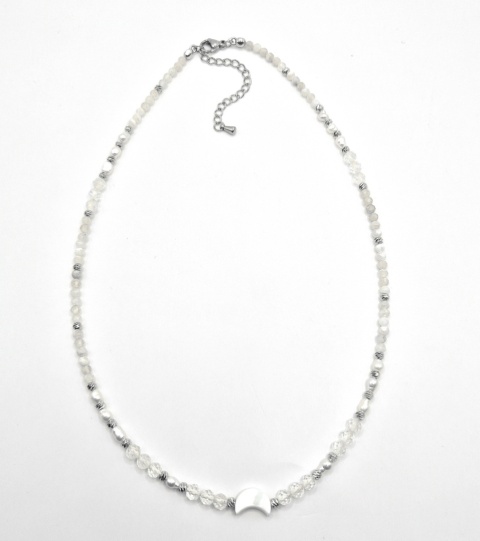 Delikatny naszyjnik wykonany z kryształu górskiego, kamienia księżycowego, pereł oraz księżyca z masy muszlowej.