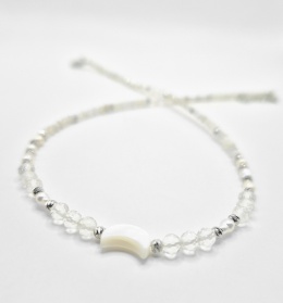 Delikatny naszyjnik wykonany z kryształu górskiego, kamienia księżycowego, pereł oraz księżyca z masy muszlowej.