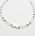 Delikatny naszyjnik wykonany z kryształu górskiego, kamienia księżycowego, pereł oraz księżyca z masy muszlowej.