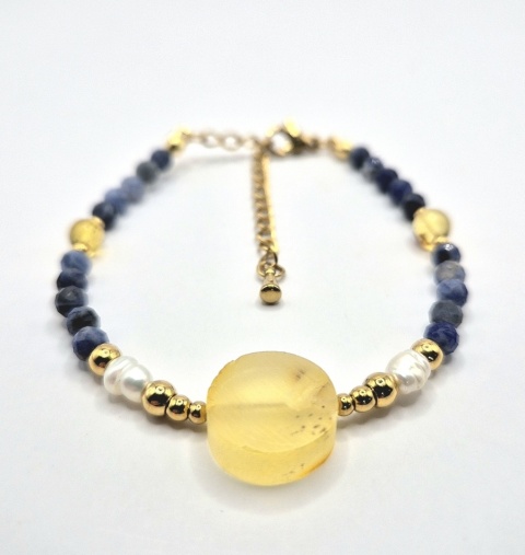 Delikatna, elegancka bransoletka z naturalnego bursztynu, pereł i sodalitu, wykończona złotymi elementami