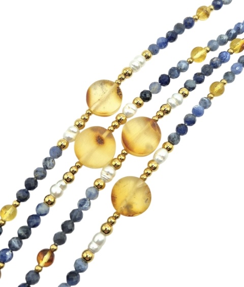 Delikatna, elegancka bransoletka z naturalnego bursztynu, pereł i sodalitu, wykończona złotymi elementami