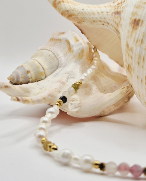 Subtelny naszyjnik z naturalnych pereł i kolorowych turmalinów