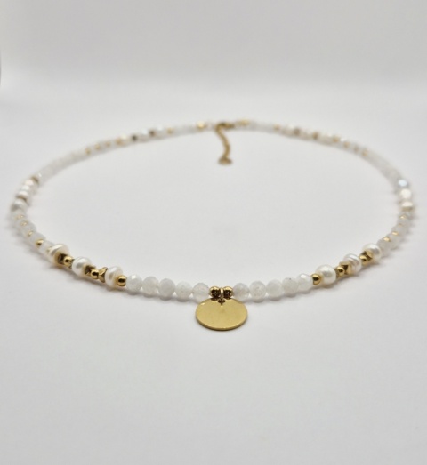 Delikatny naszyjnik z naturalnych pereł i kamienia księżycowego