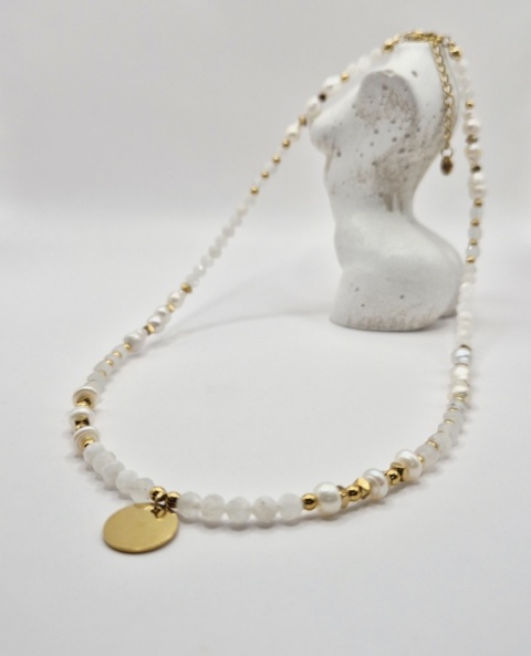 Delikatny naszyjnik z naturalnych pereł i kamienia księżycowego