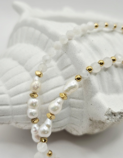 Delikatny naszyjnik z naturalnych pereł i kamienia księżycowego