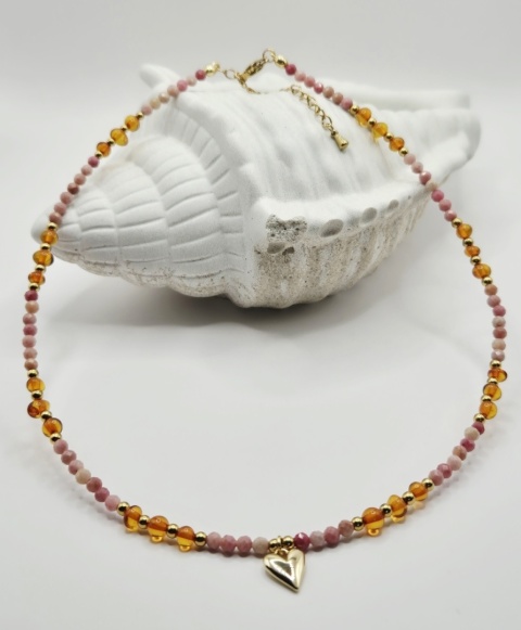 Romantyczny naszyjnik z rodonitu i bursztynu ze złotym serduszkiem