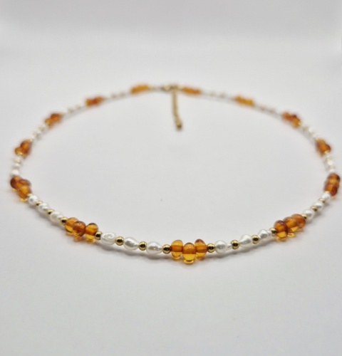Delikatny naszyjnik z naturalnych pereł (ok. 3 mm) i miodowego bursztynu (ok. 4 mm)