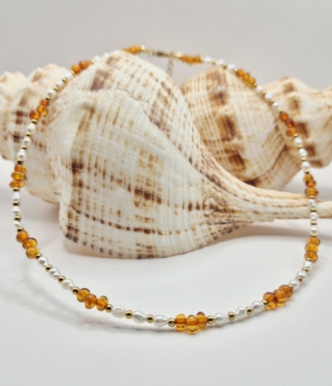 Delikatny naszyjnik z naturalnych pereł (ok. 3 mm) i miodowego bursztynu (ok. 4 mm)