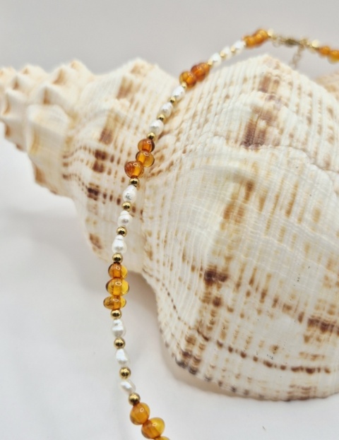 Delikatny naszyjnik z naturalnych pereł (ok. 3 mm) i miodowego bursztynu (ok. 4 mm)