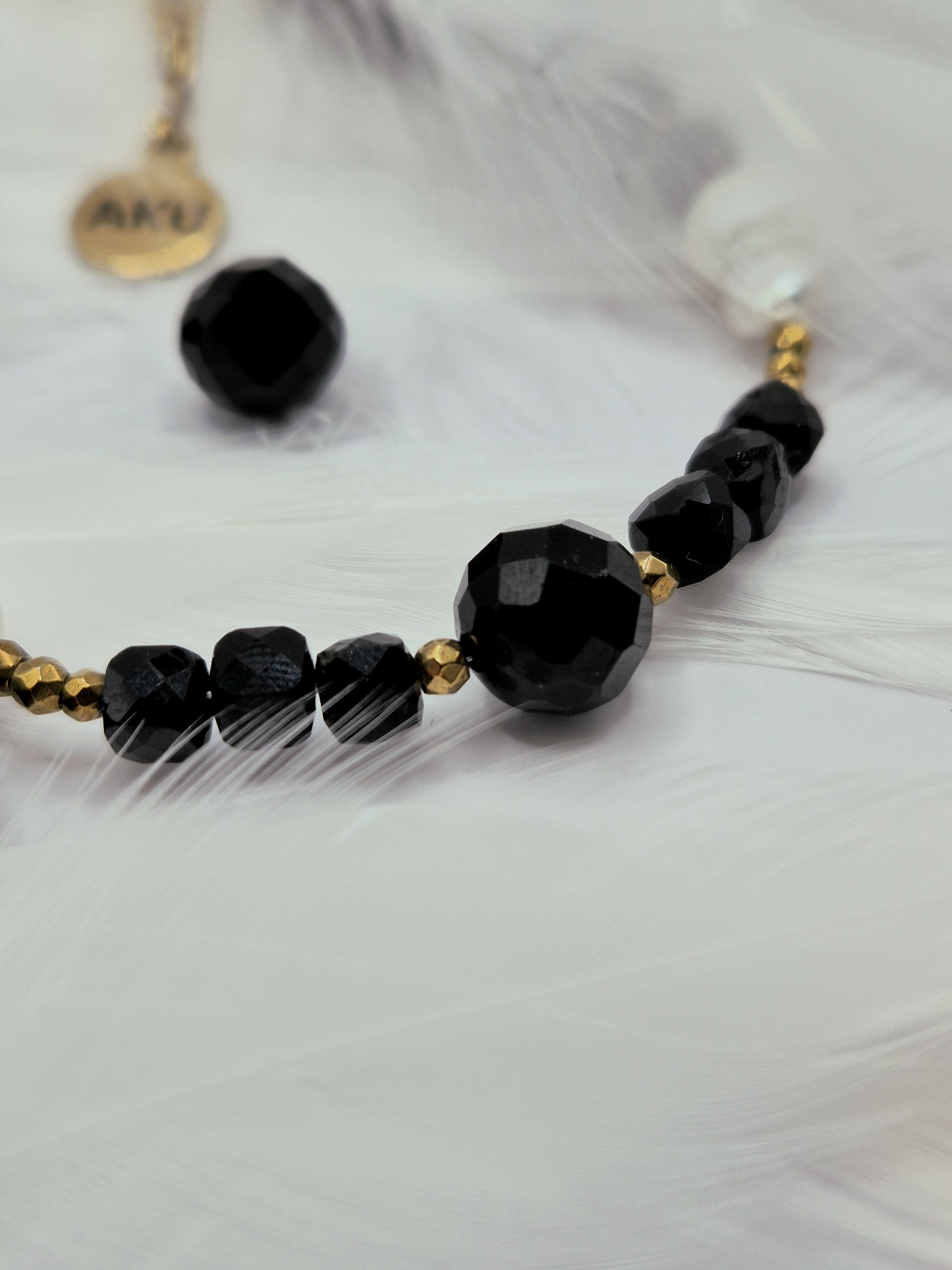 Czarny turmalin – właściwości, znaczenie i zastosowanie kamienia ochronnego